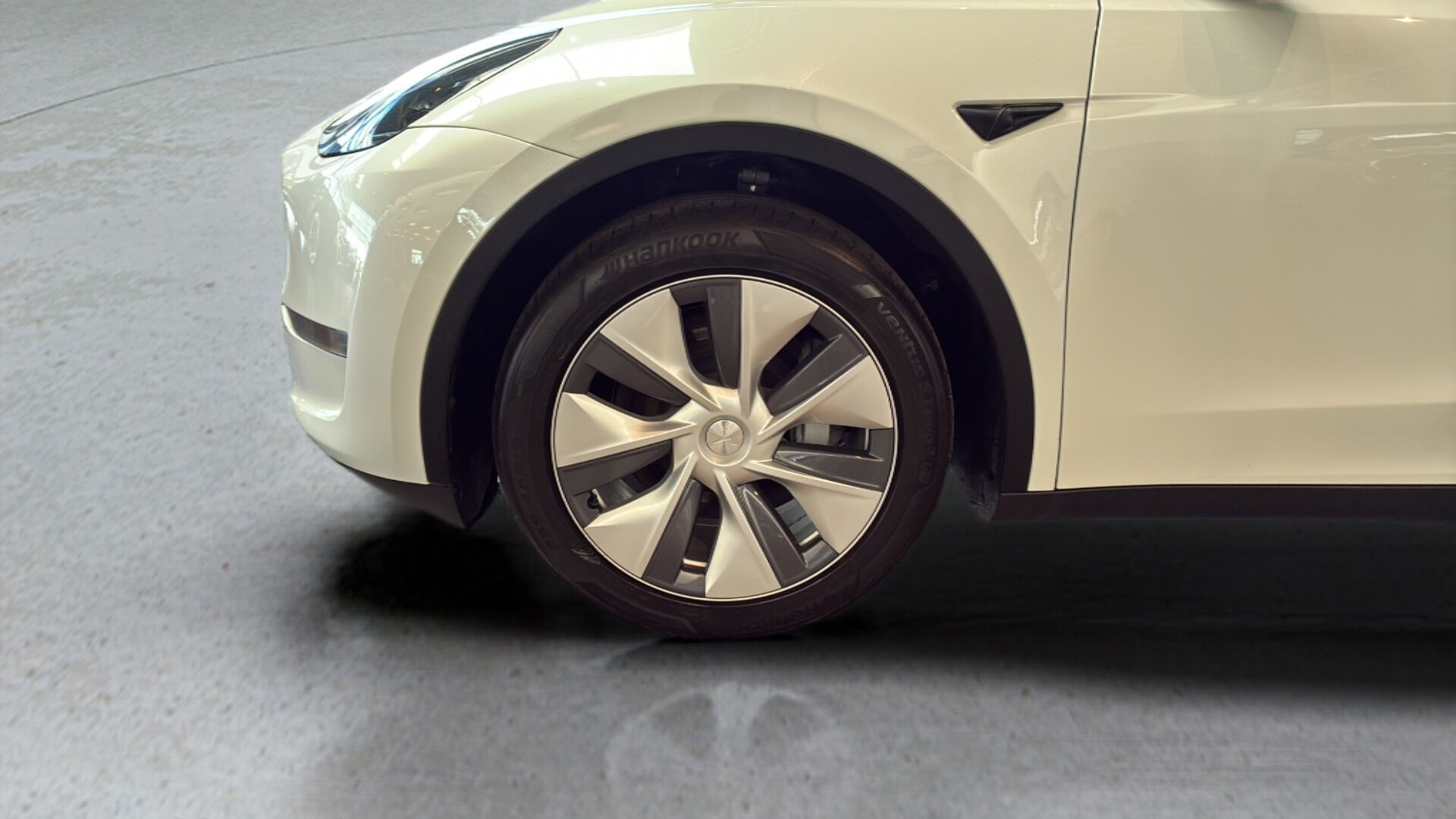 Hvid Tesla Model Y fra 2023