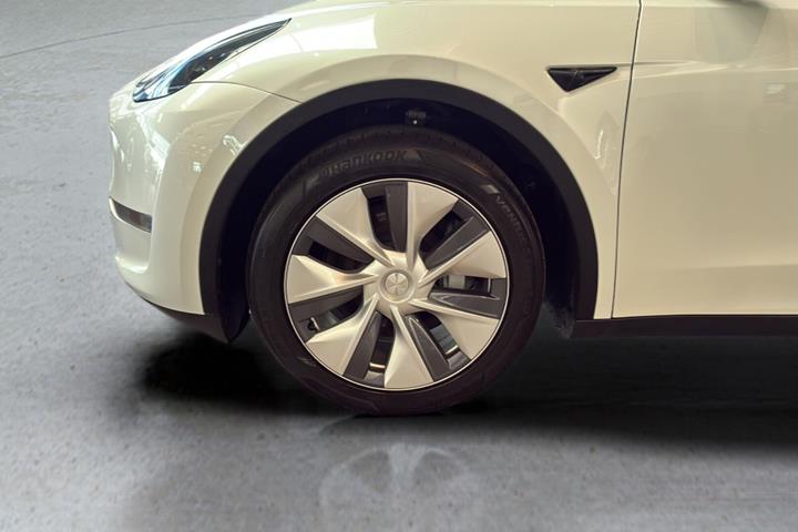 Hvid Tesla Model Y fra 2023