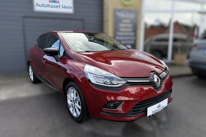 Rød Renault Clio IV fra 2017 set udefra