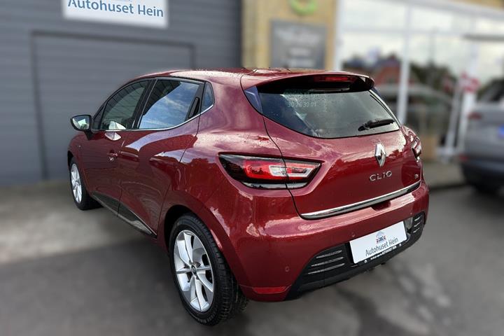 Rød Renault Clio IV fra 2017