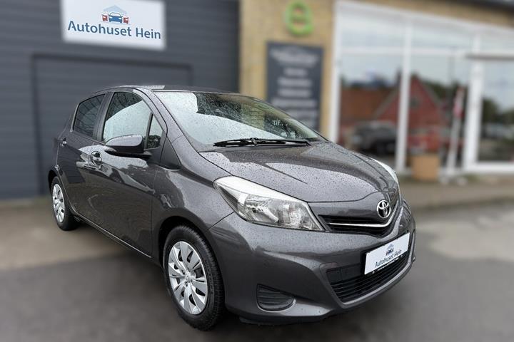 Grå Toyota Yaris fra 2014 set udefra