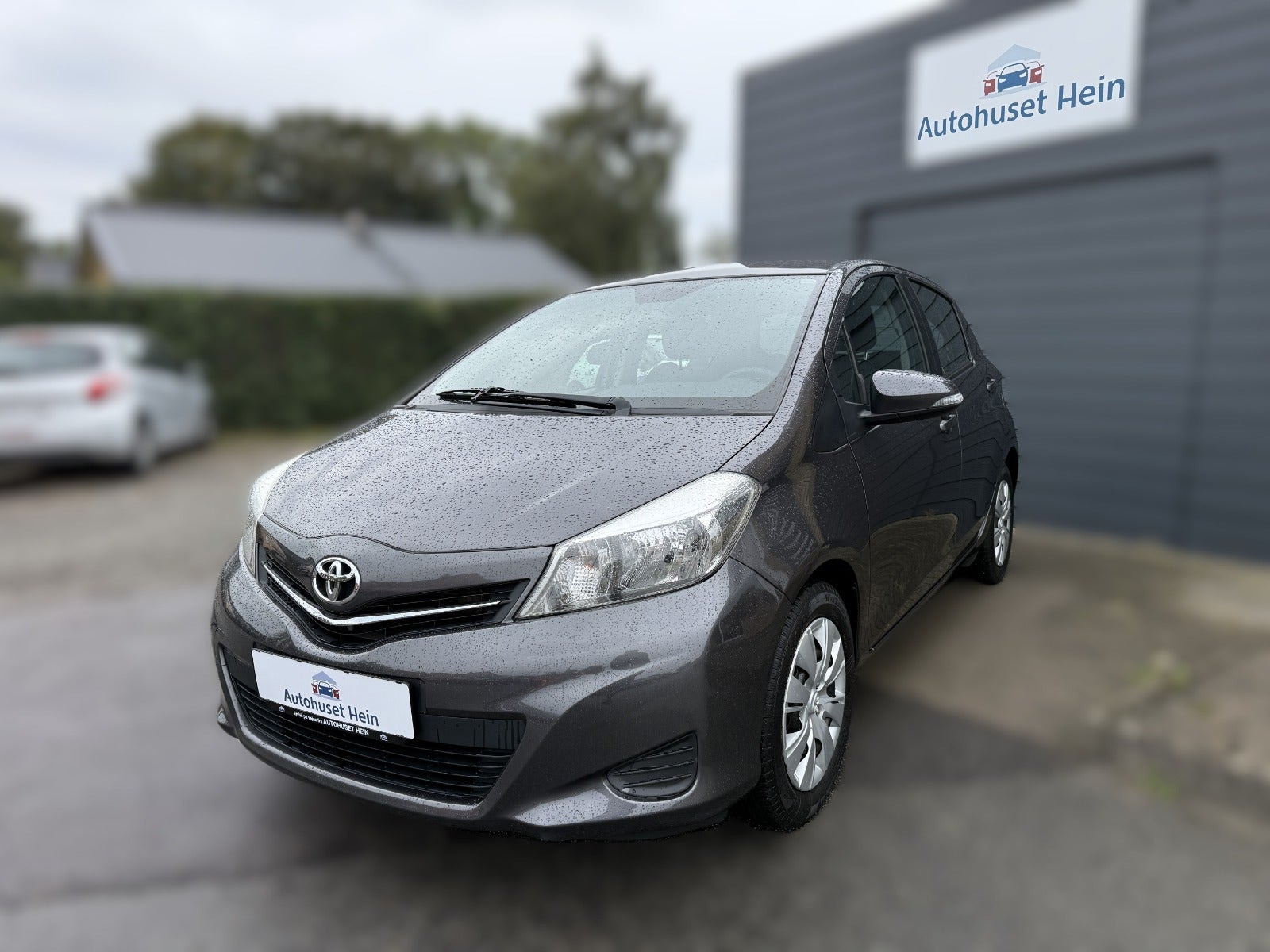 Grå Toyota Yaris fra 2014