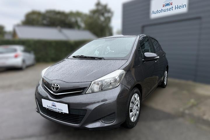 Grå Toyota Yaris fra 2014