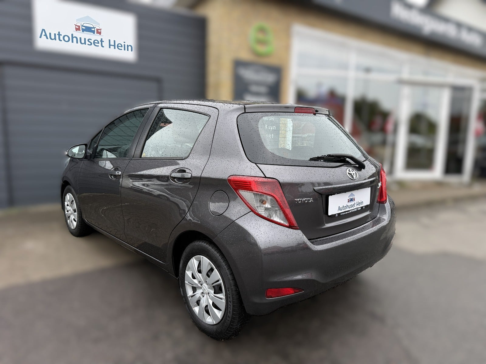 Grå Toyota Yaris fra 2014