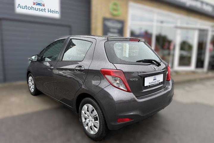 Grå Toyota Yaris fra 2014