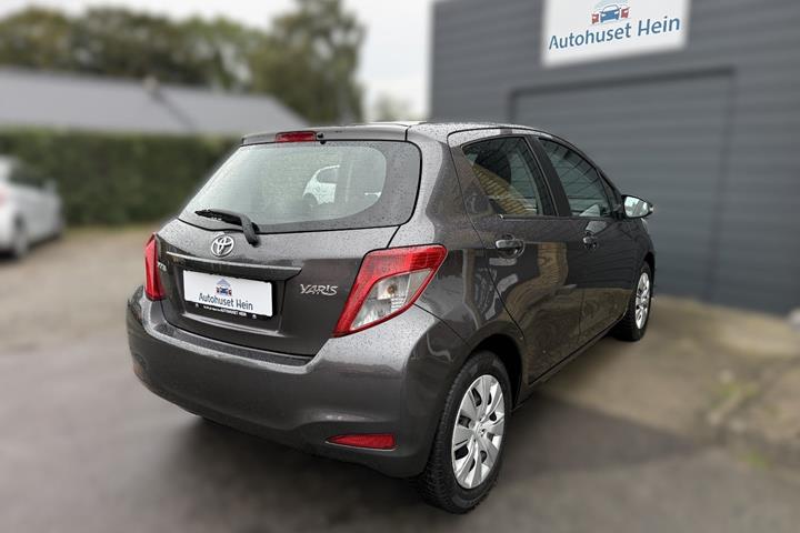 Grå Toyota Yaris fra 2014