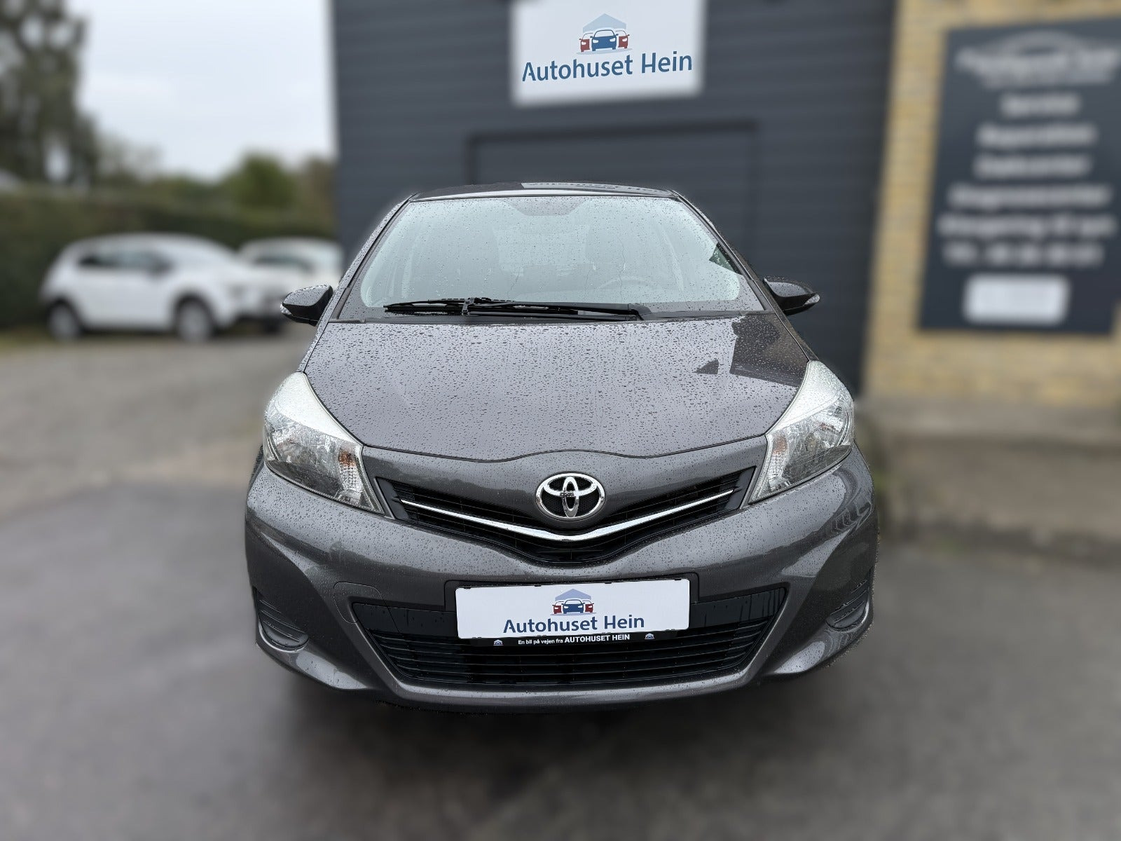 Grå Toyota Yaris fra 2014