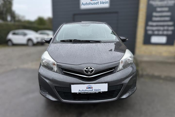 Grå Toyota Yaris fra 2014
