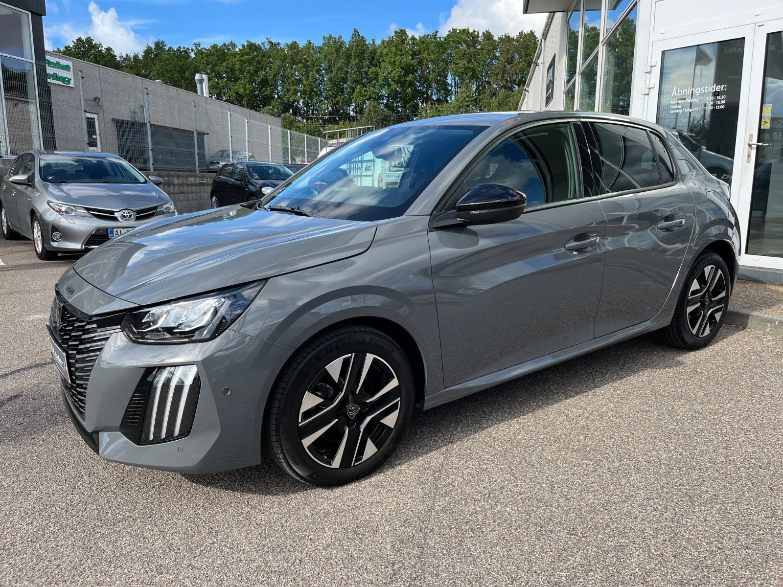 Grå Peugeot 208 fra 2024