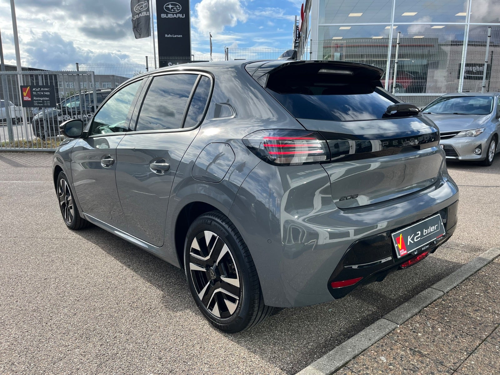 Grå Peugeot 208 fra 2024