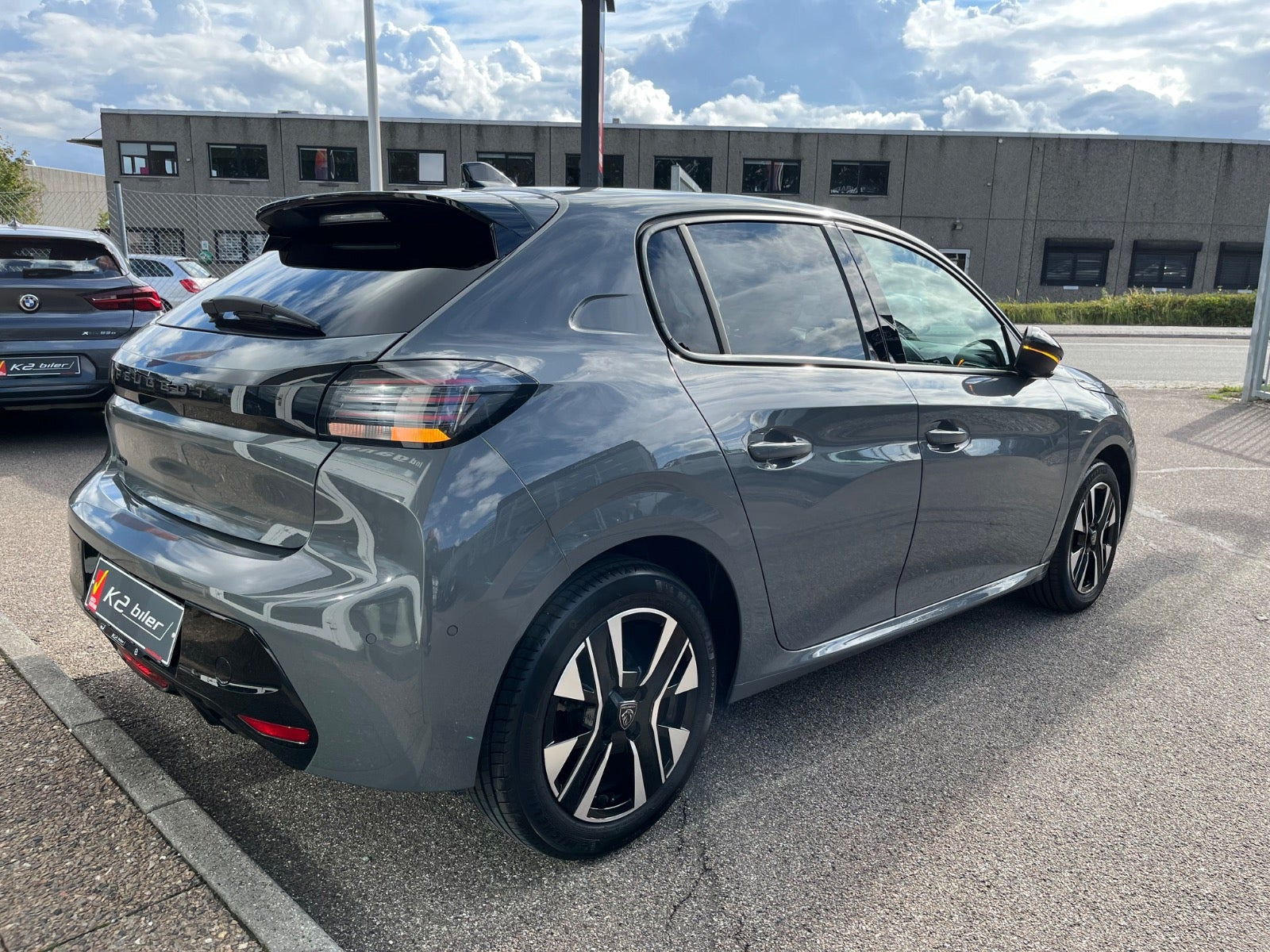 Grå Peugeot 208 fra 2024