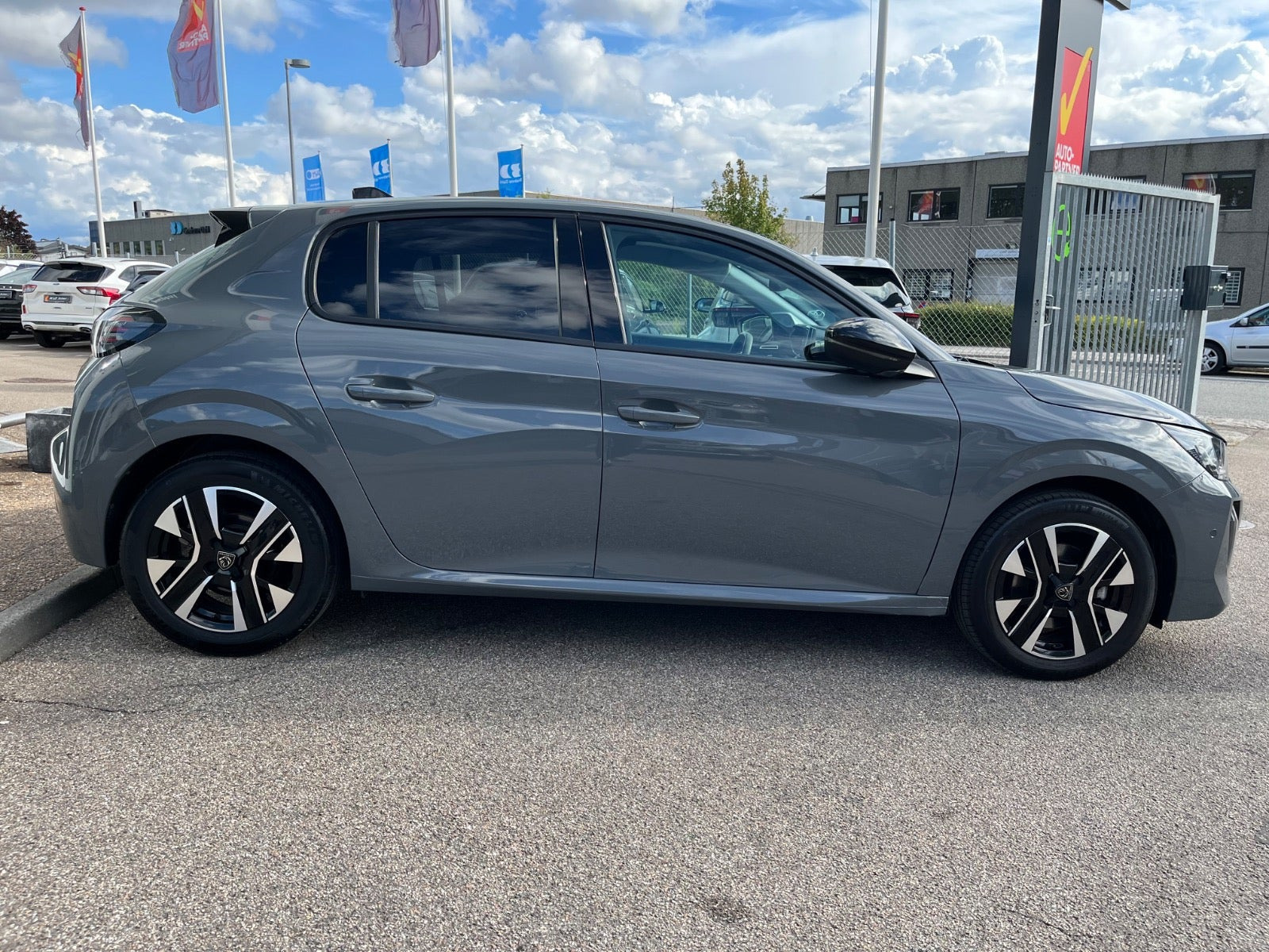 Grå Peugeot 208 fra 2024