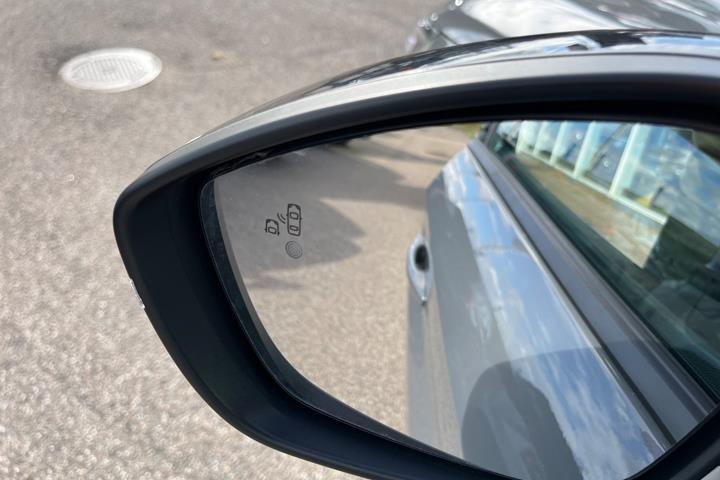 Grå Peugeot 208 fra 2024