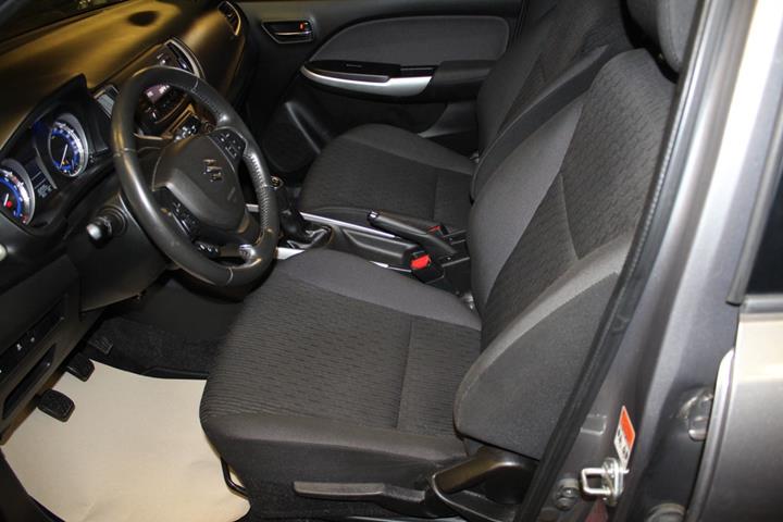 Grå Suzuki Baleno fra 2018