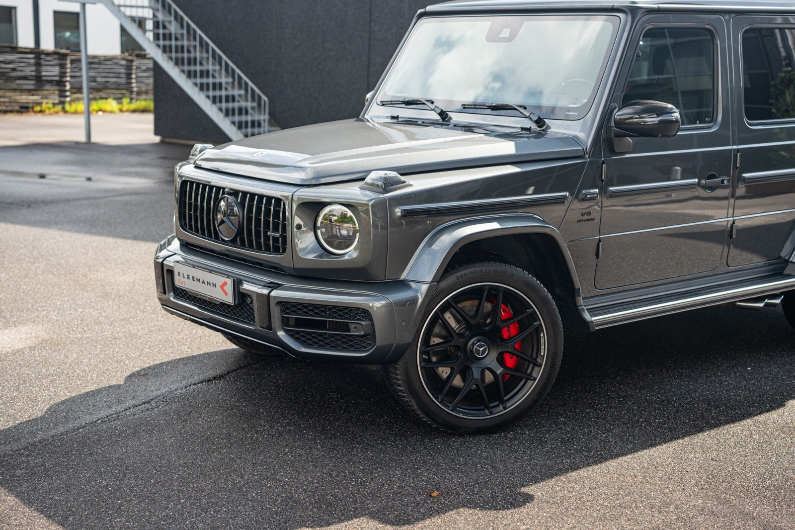Grå Mercedes G63 fra 2023