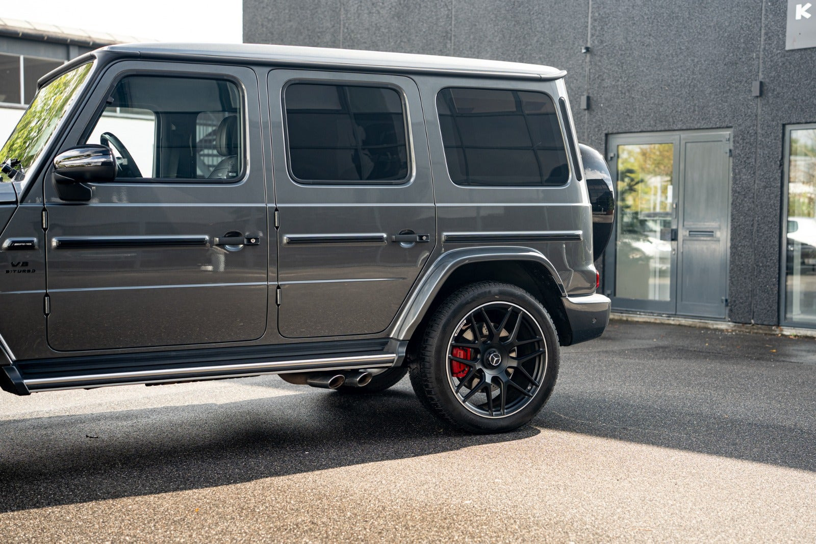 Grå Mercedes G63 fra 2023