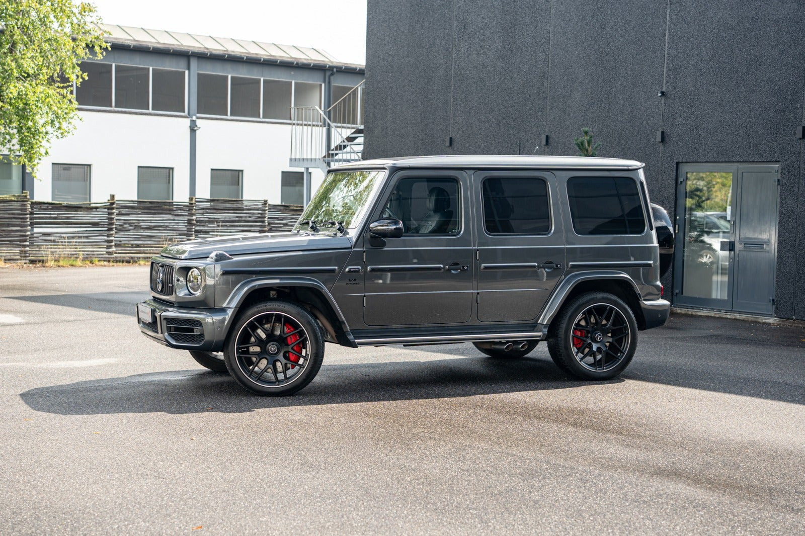 Grå Mercedes G63 fra 2023