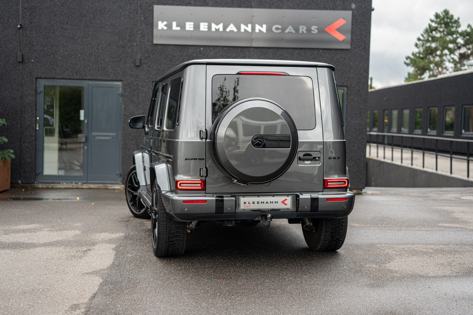 Grå Mercedes G63 fra 2023