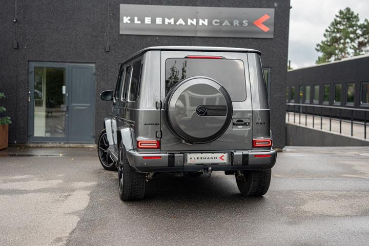 Grå Mercedes G63 fra 2023