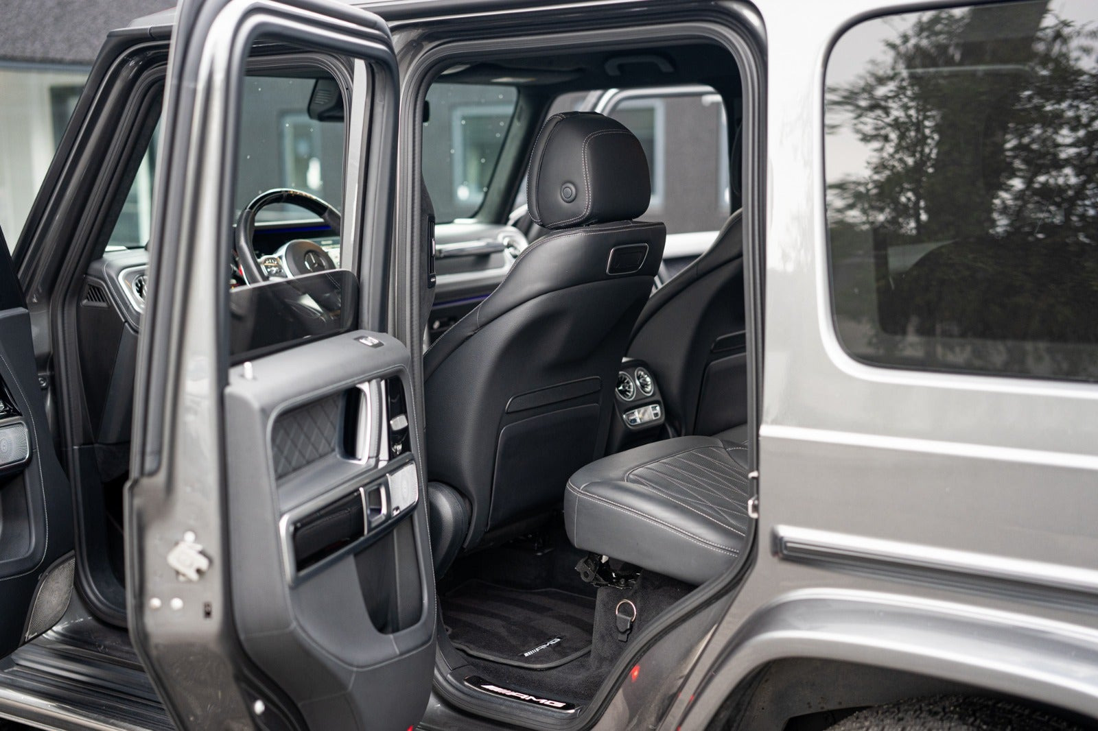 Grå Mercedes G63 fra 2023