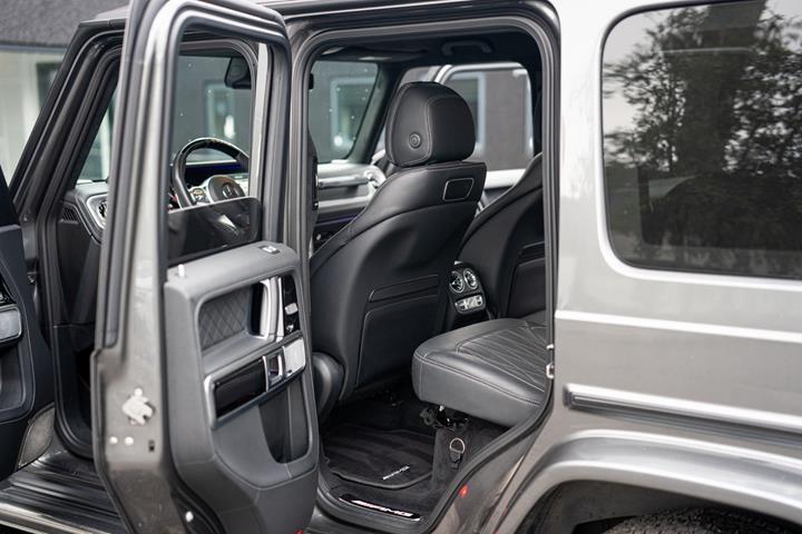 Grå Mercedes G63 fra 2023