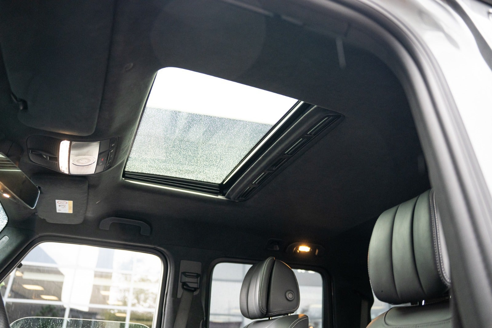 Grå Mercedes G63 fra 2023