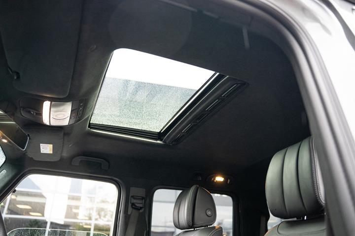 Grå Mercedes G63 fra 2023