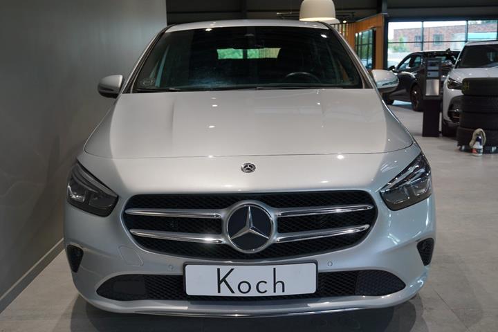 Sølv Mercedes B200 fra 2019