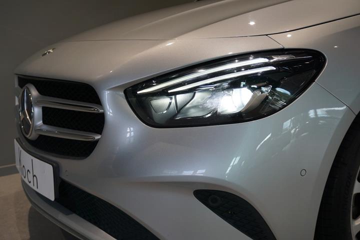 Sølv Mercedes B200 fra 2019