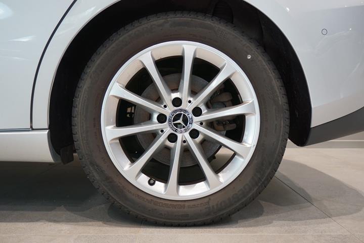 Sølv Mercedes B200 fra 2019