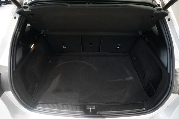 Sølv Mercedes B200 fra 2019