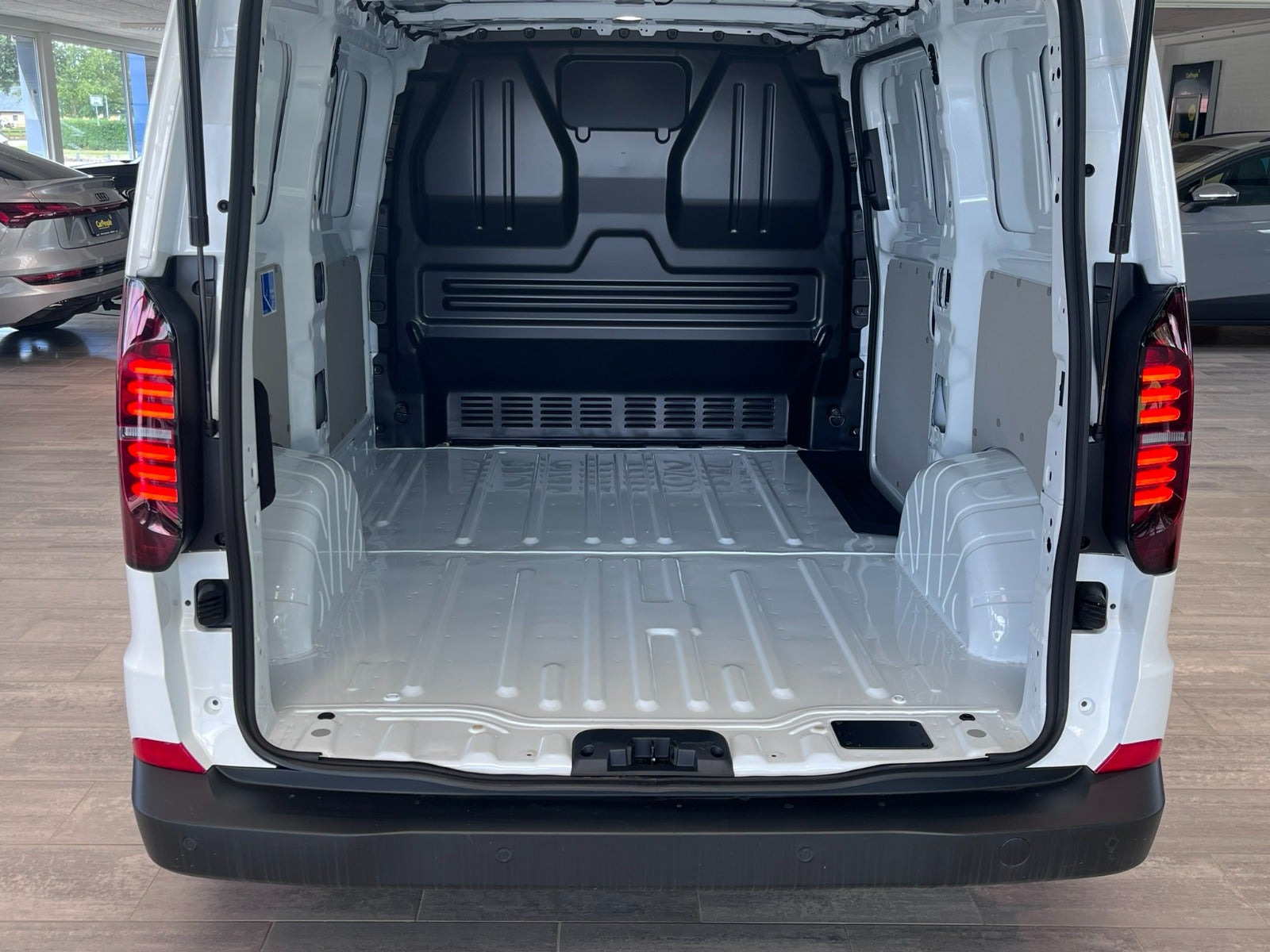 Hvid VW e-Transporter fra 2025