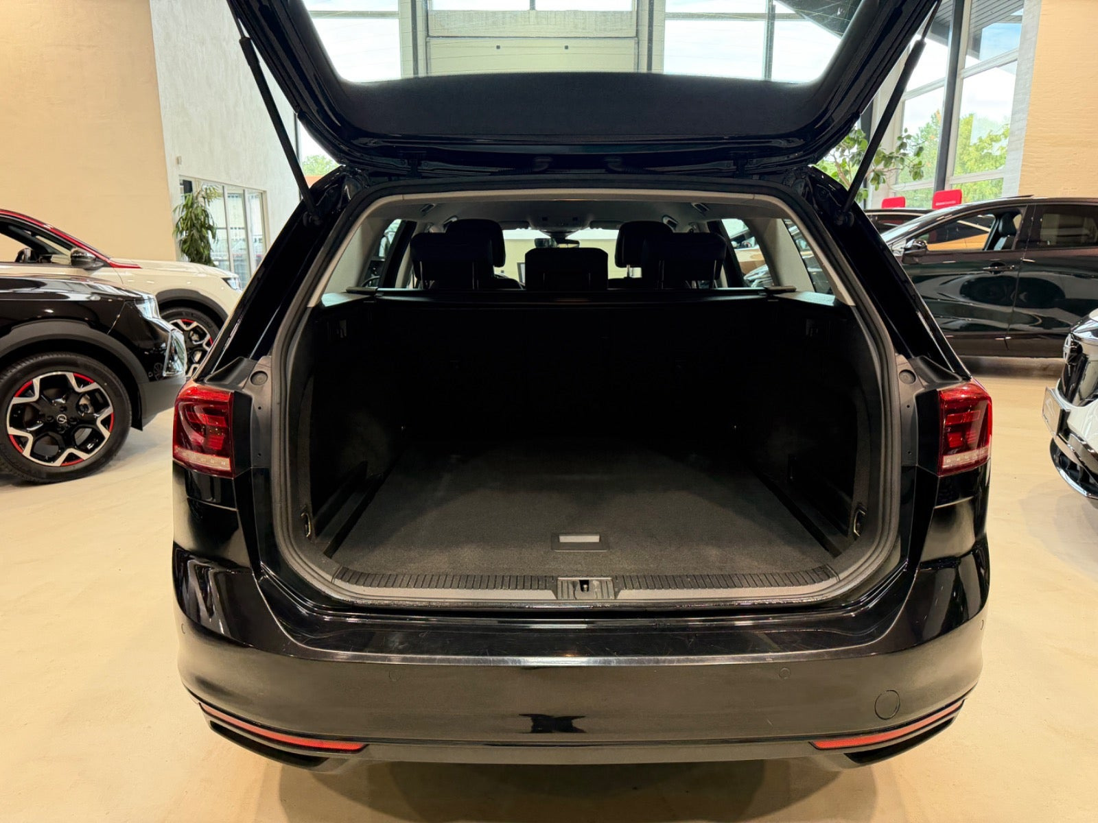 Sort VW Passat fra 2020