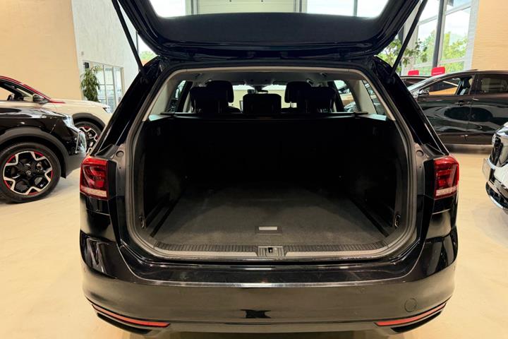 Sort VW Passat fra 2020