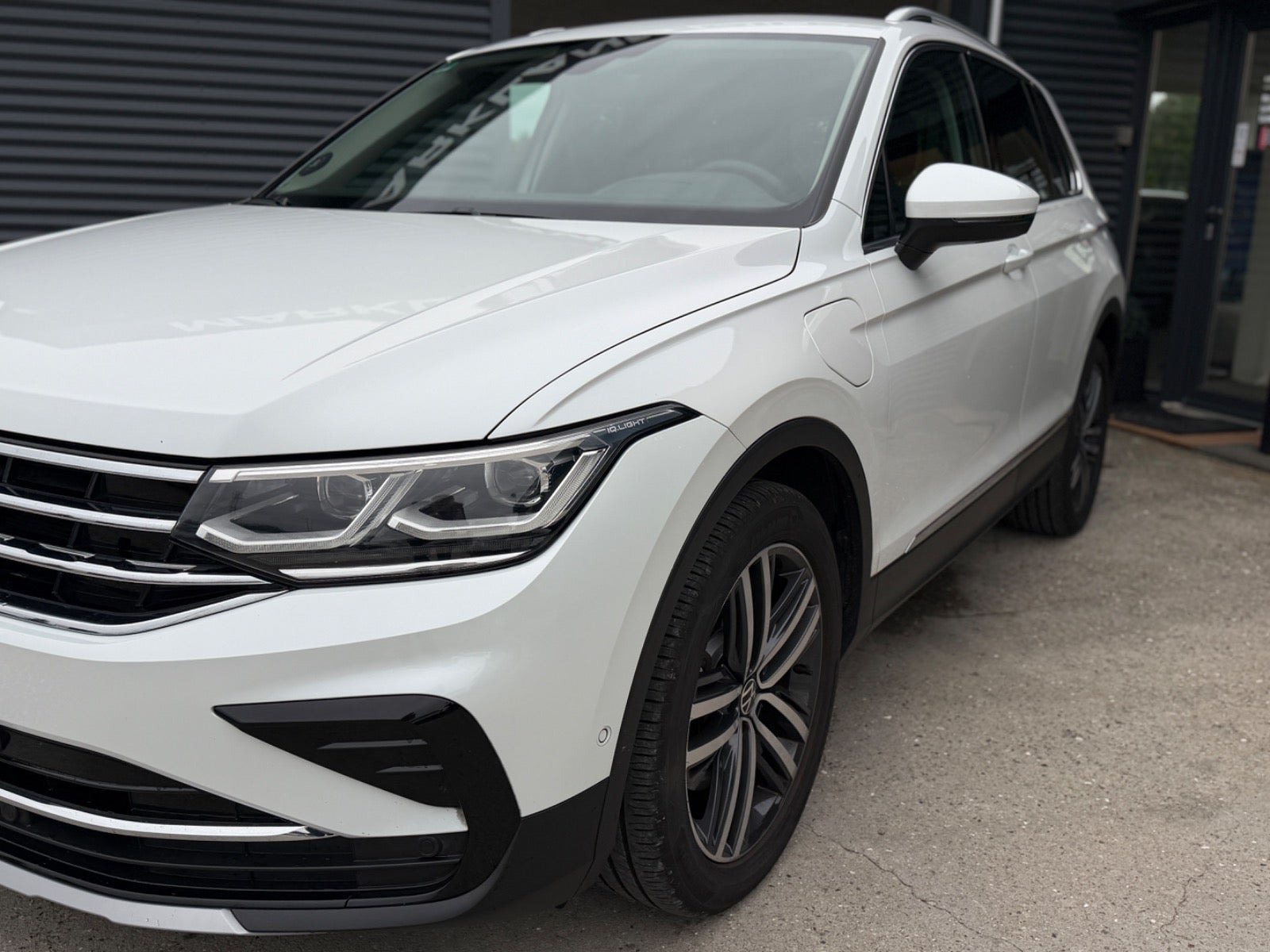 Hvid VW Tiguan fra 2021