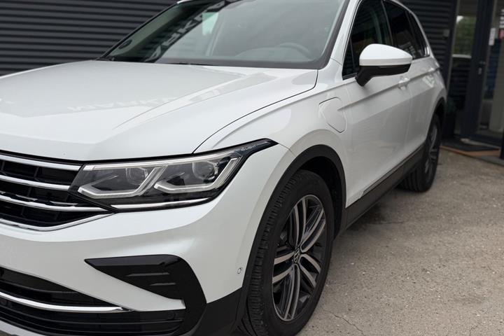 Hvid VW Tiguan fra 2021