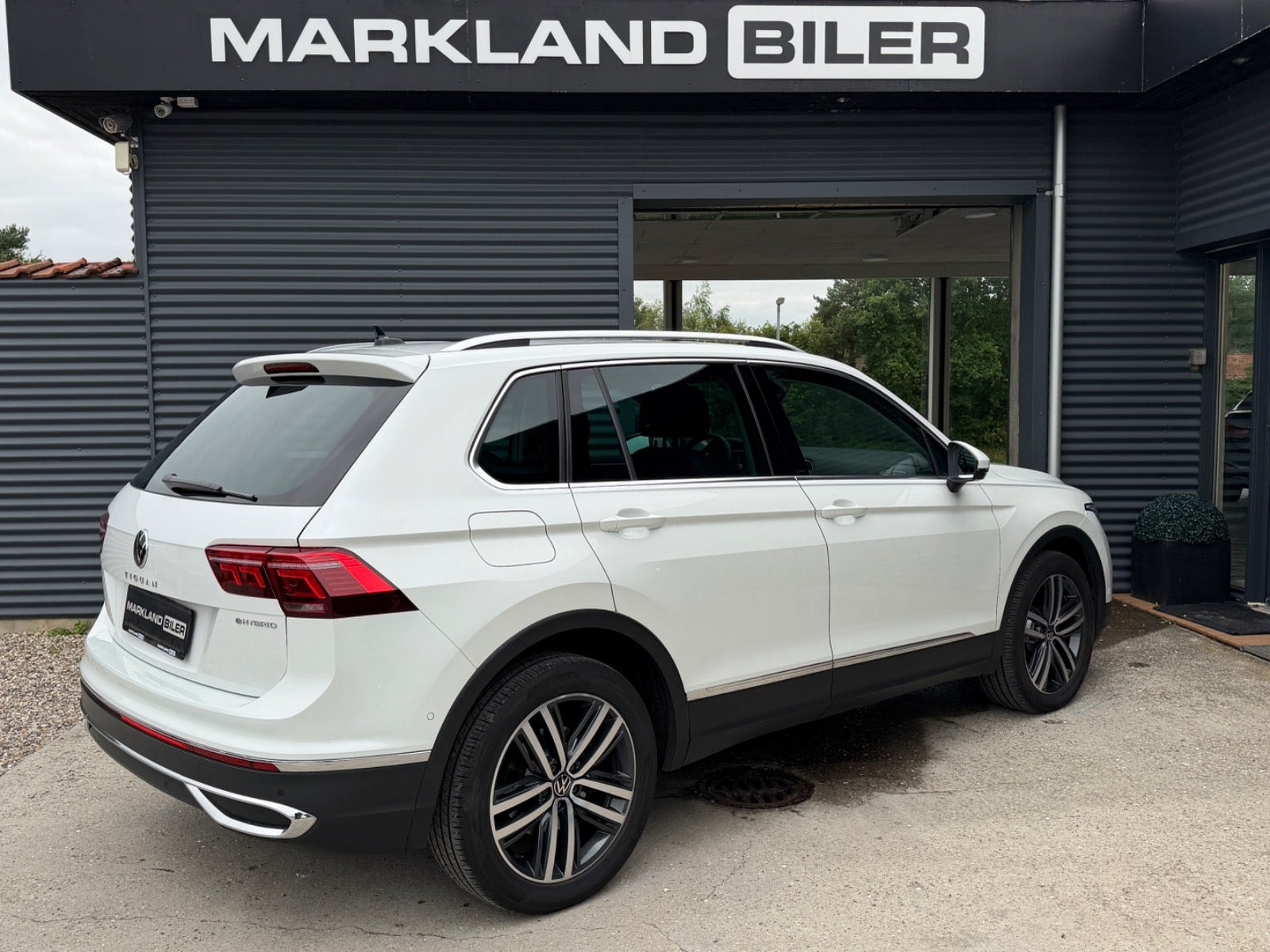 Hvid VW Tiguan fra 2021