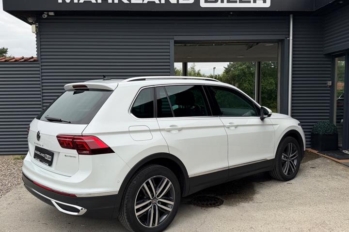 Hvid VW Tiguan fra 2021