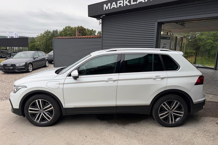 Hvid VW Tiguan fra 2021