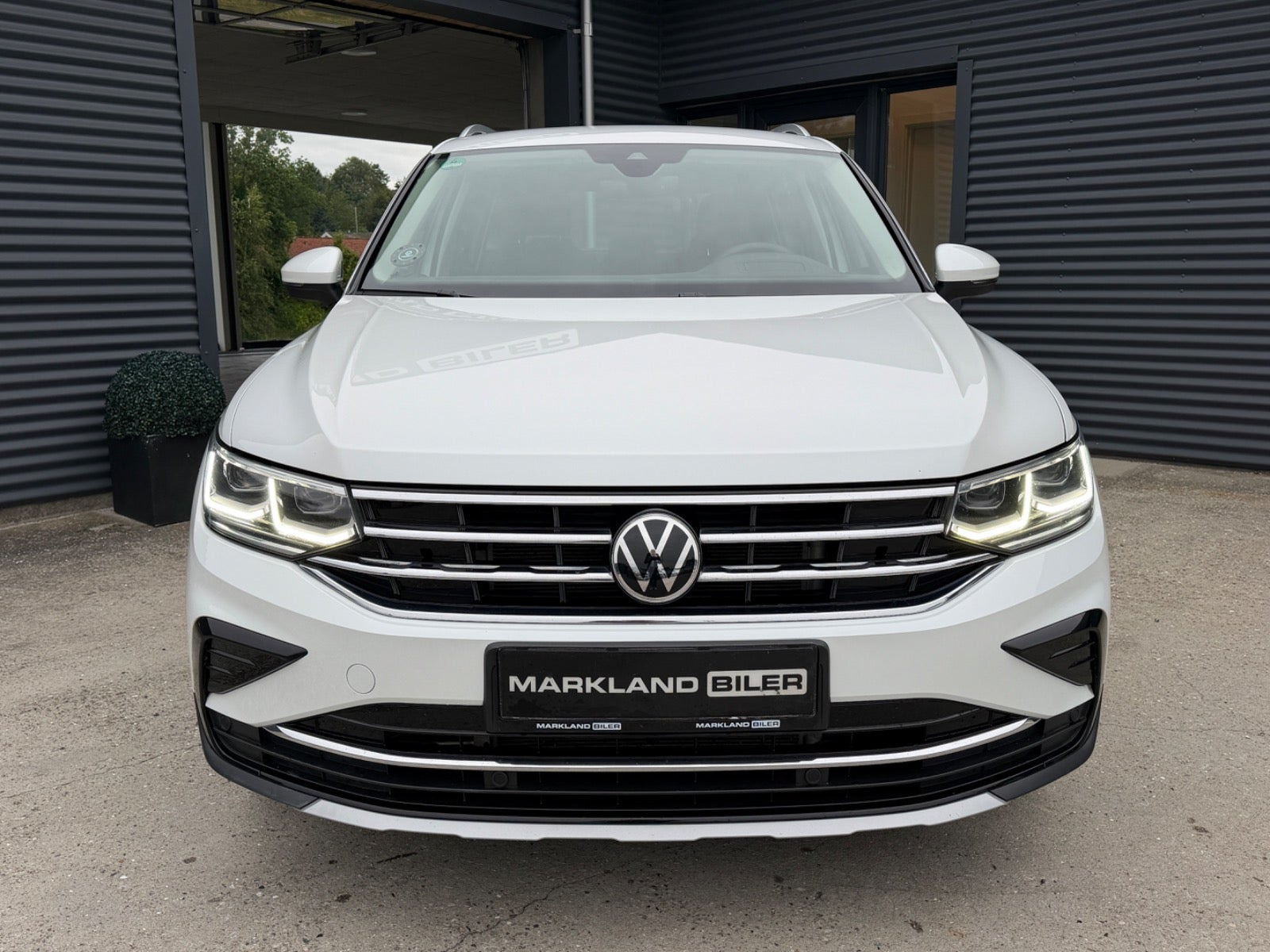 Hvid VW Tiguan fra 2021