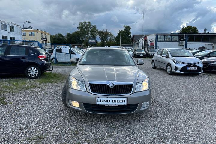 Orange Skoda Octavia fra 2011