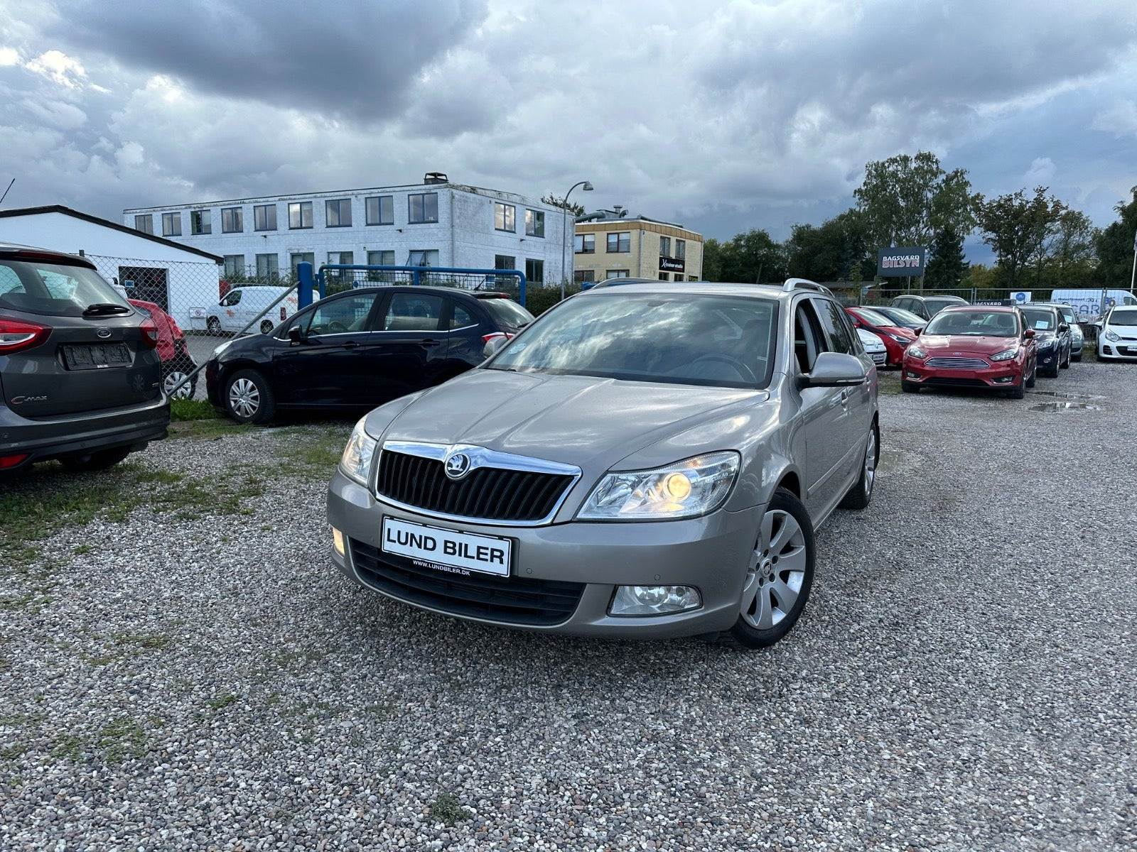 Orange Skoda Octavia fra 2011
