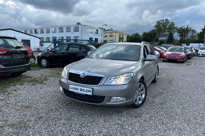 Orange Skoda Octavia fra 2011