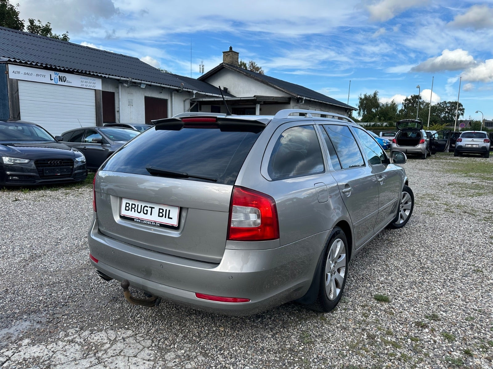 Orange Skoda Octavia fra 2011