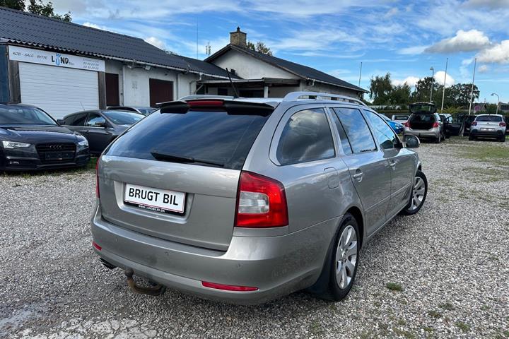 Orange Skoda Octavia fra 2011