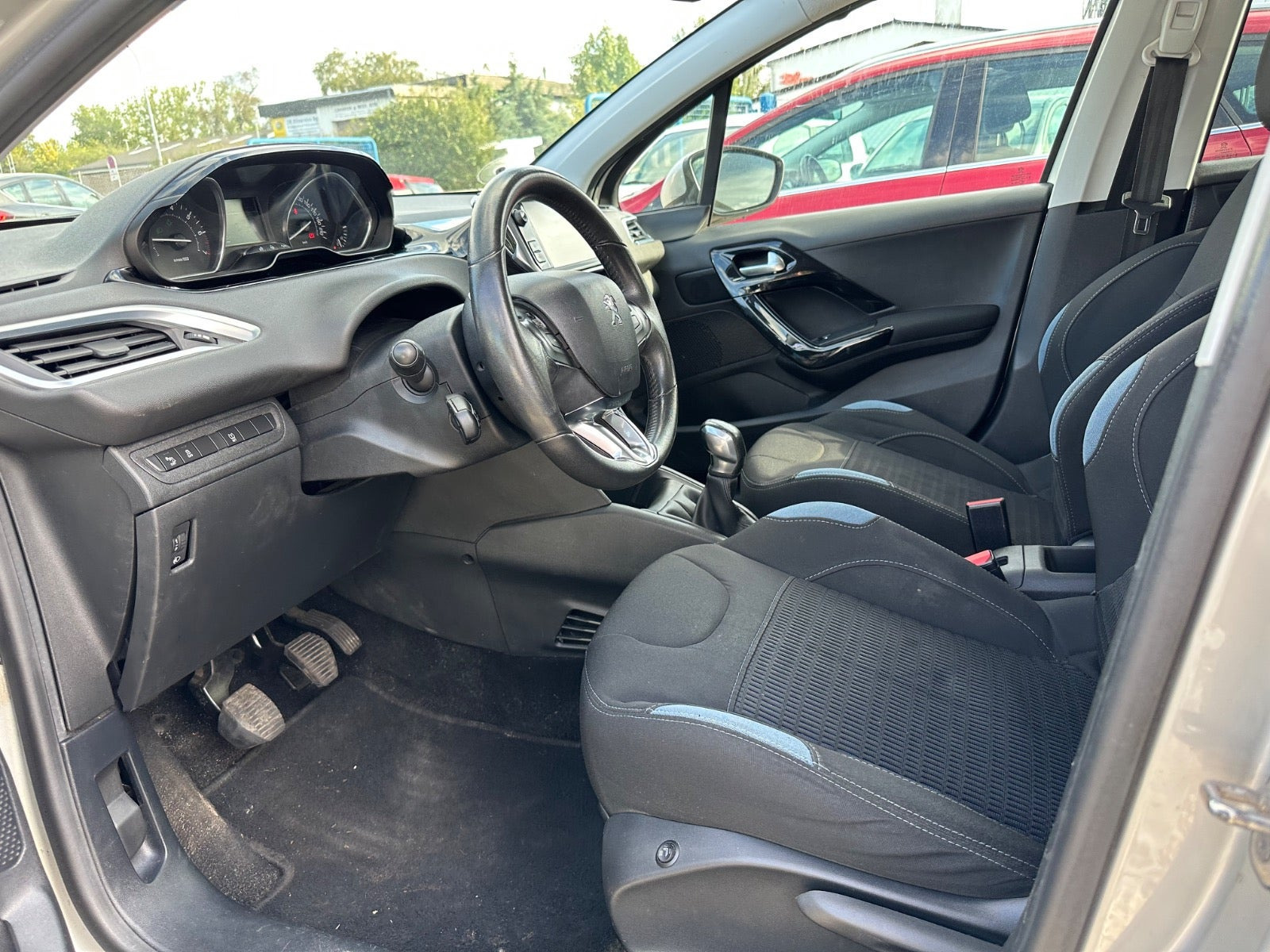 Sølv Peugeot 208 fra 2015