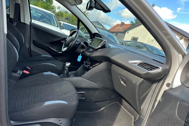 Sølv Peugeot 208 fra 2015
