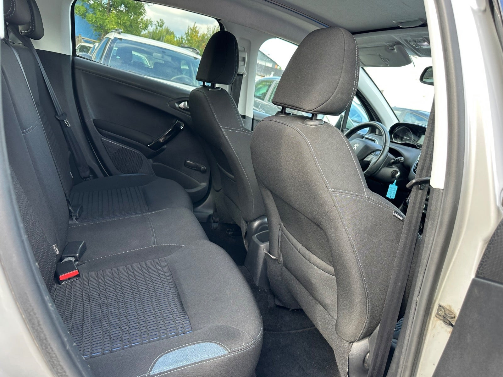 Sølv Peugeot 208 fra 2015