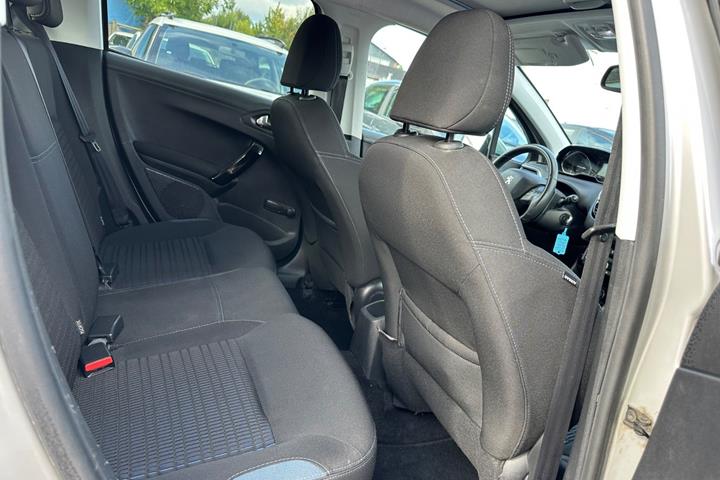Sølv Peugeot 208 fra 2015