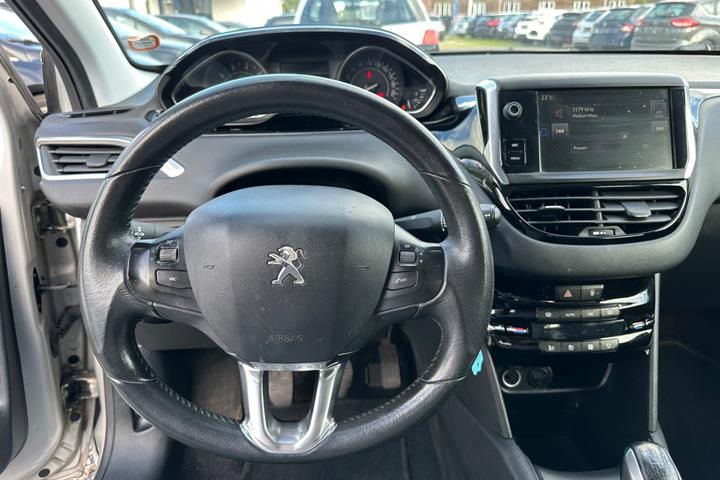 Sølv Peugeot 208 fra 2015